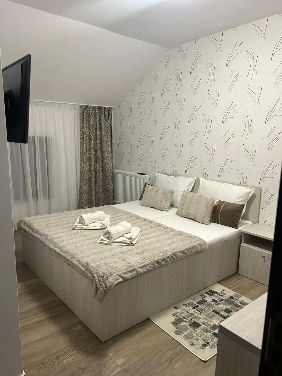 Baie renovată cu duș, într-o cameră pentru invitați