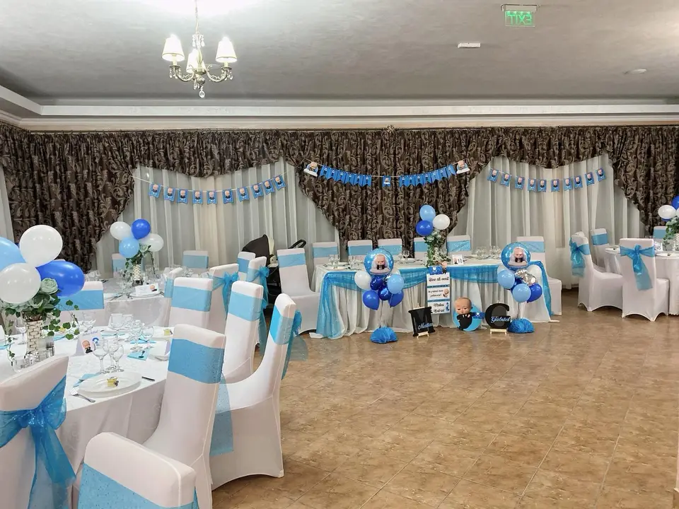 Sala decorată în alb și albastru pentru un botez