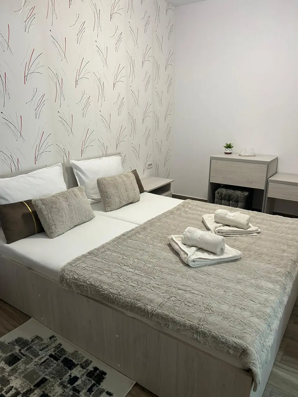 Cameră pentru invitați cu pat dublu și lenjerie bej