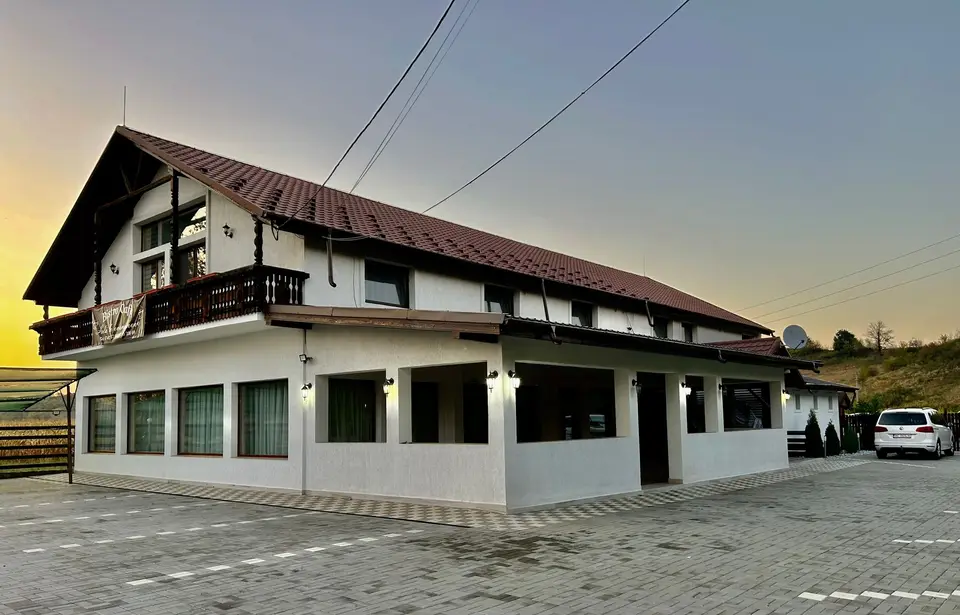 Clădirea Bistro Cafe Events din Tescani, la apus