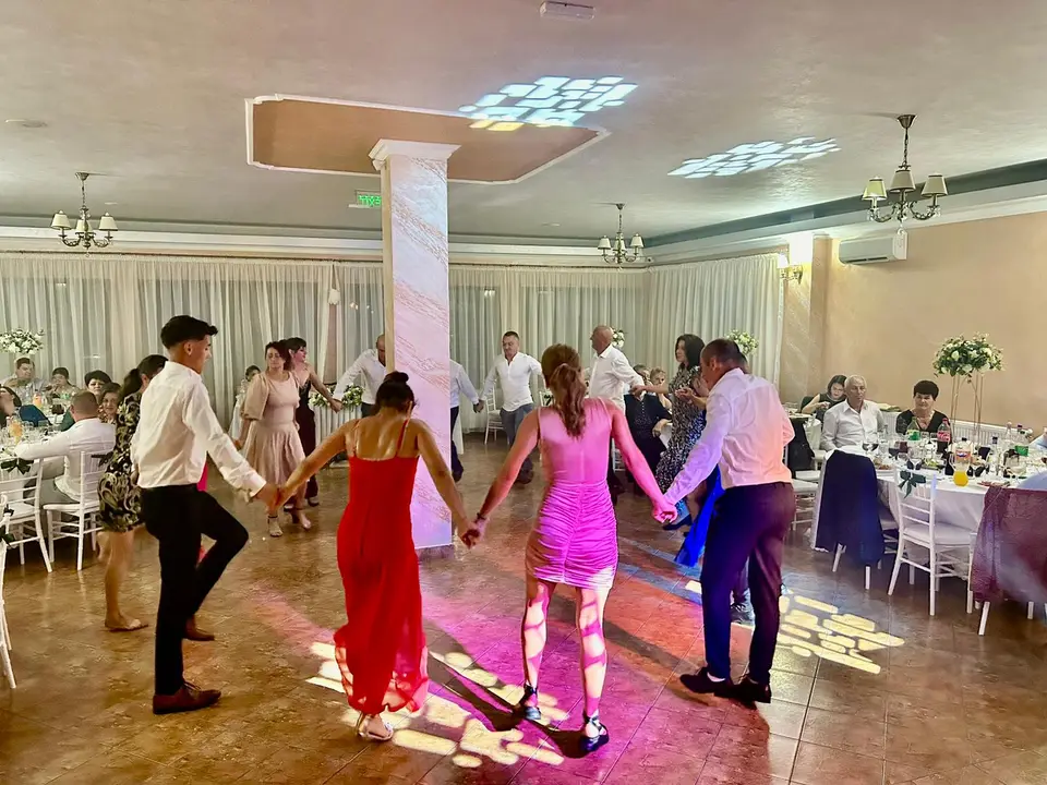 Invitați la horă pe ringul de dans